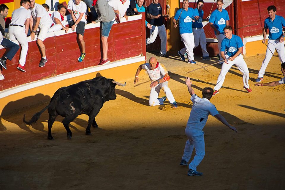 El toro de Las Monjas embiste a Julen Madina