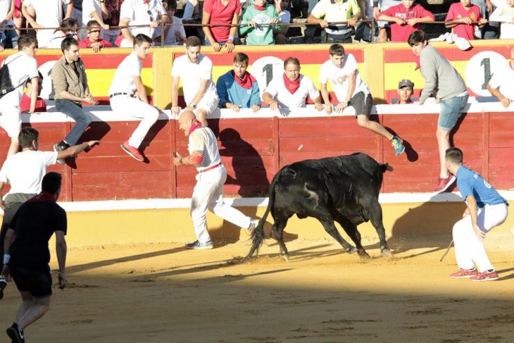 Julen Madina pega un quiebro al toro de Las Monjas